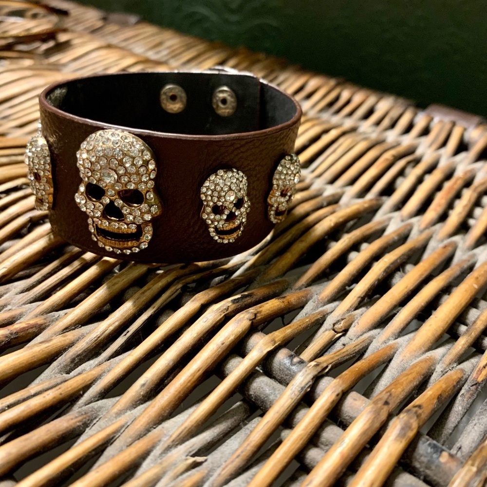 Thick leather SKULL cuff.
